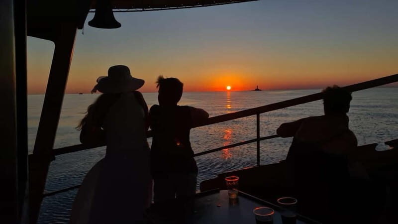 3hours Dolphin Sunset watching with unlimited drinks +dinner - Dolphins at sunset: how the 85% odds feel in real life
