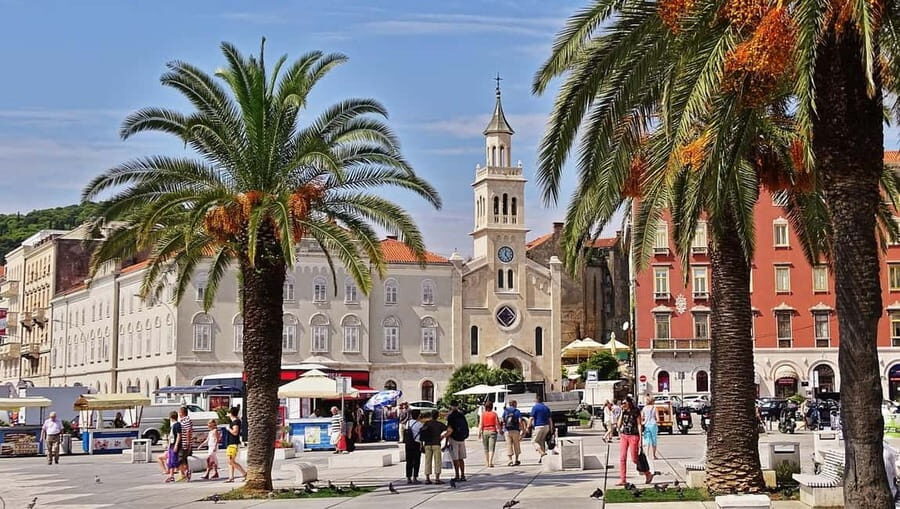 Diocletian's Palace and Old Town SMALL GROUP Walking Tour - Meeting at the Golden Gate: finding your blue-umbrella guide fast