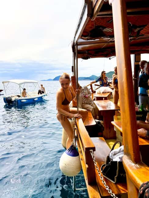 Dubrovnik: 6 hours Blue cave & Elaphiti with optional lunch - Blue Cave swim: what makes it special and what can throw it off