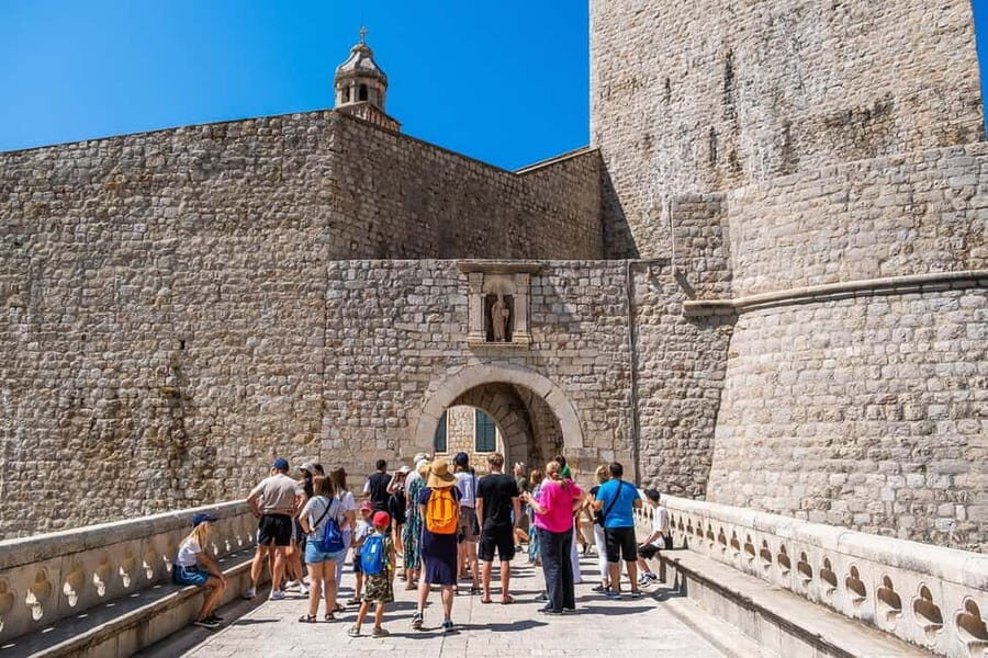 Dubrovnik: City Walls, Old Town Walking Tour & Adriatic View - Cathedral, Jesuit Stairs, and Luža Square: where the photos make sense