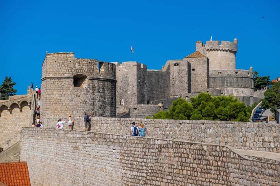 Dubrovnik: City Walls, Old Town Walking Tour & Adriatic View - Group size, pace, and the guide effect (what you can expect)
