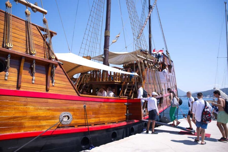 Dubrovnik: Elaphiti Island Luxury Pirate Ship Cruise - Timing by season: why the departure hour can change