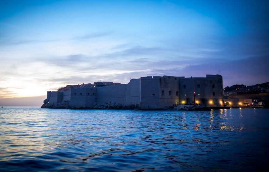 Dubrovnik: Panoramic Sunset Cocktail Cruise Around Old Town - Finding the Slavija at the Old Port without losing your evening