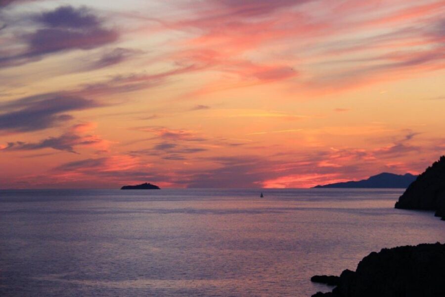 From Dubrovnik: Golden Hour Sunset Cruise with Free Drinks - Boat comfort, group size, and the reality of choppy water