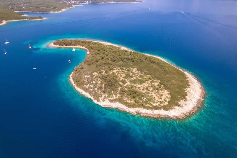 Makarska: 3-island Speedboat Cave & Blue Lagoon Tour - Brač swim and Zirje Beach: the last water moments before the return