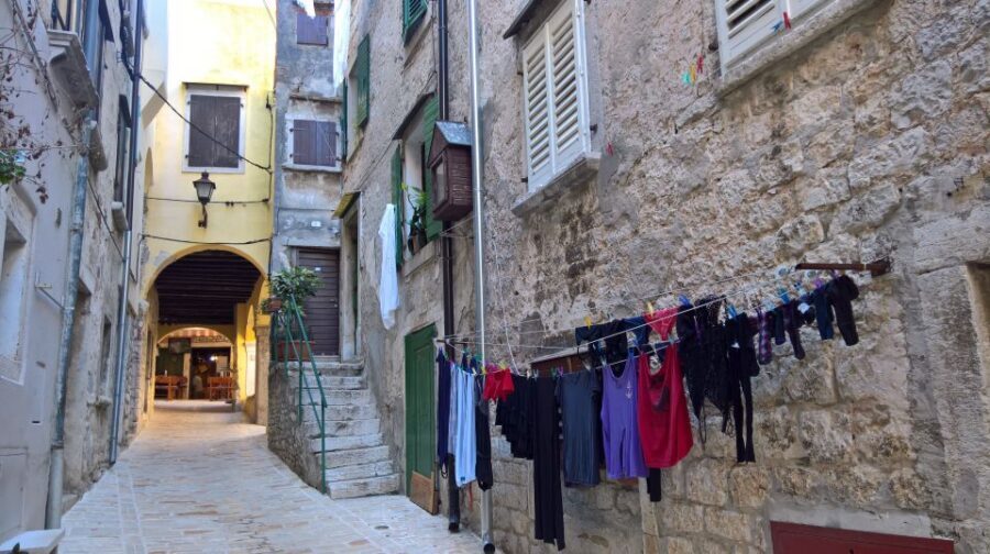 Rovinj: Guided Walking Tour - Rovinj as an island town, explained while you walk