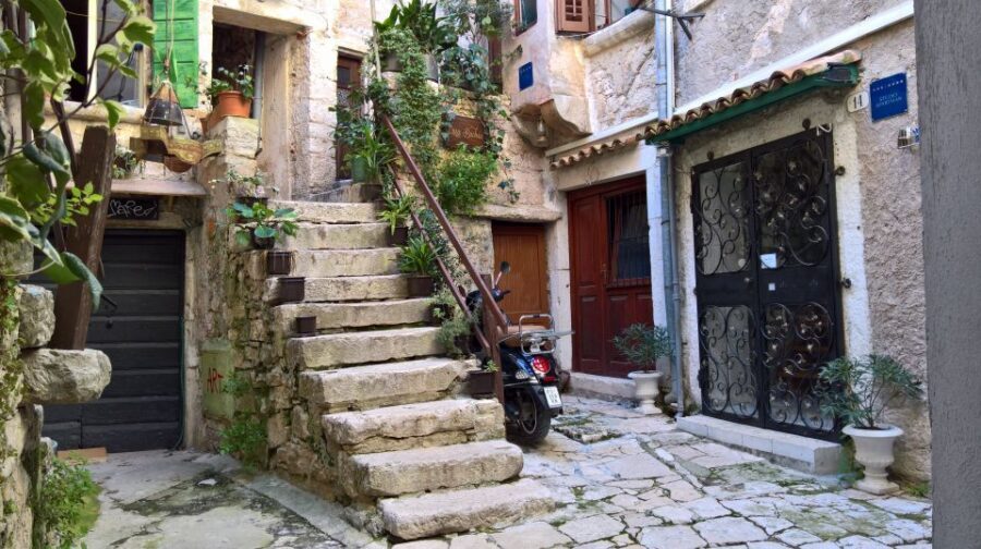 Rovinj: Guided Walking Tour - City walls and the climb to Saint Euphemia