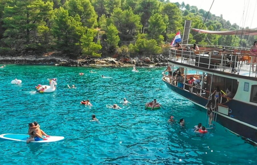 Split: All inclusive Brač & Šolta Island Swimming Cruise - Boat comfort and the “space to breathe” factor