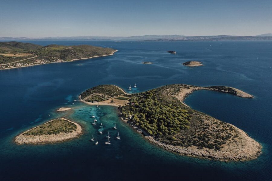 Split: Blue Cave and 5 Islands Tour - Food, drinks, and budgeting your day on Hvar