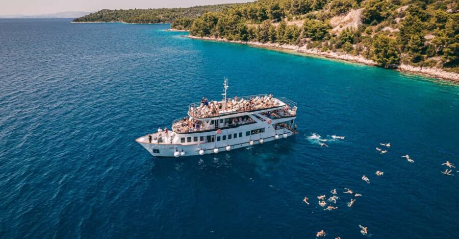 Split: Blue Lagoon, Borkko Beach & Šolta with Food & Drinks - Onboard vibe: crew energy and how the day stays organized