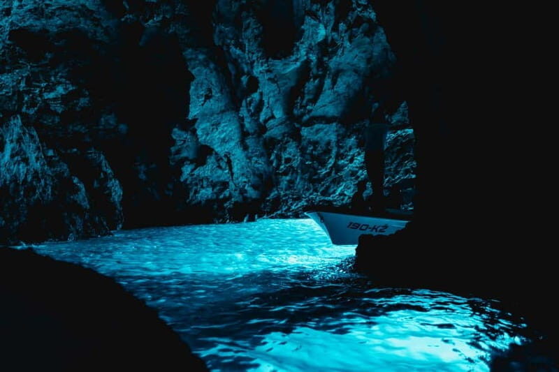 Split/Podstrana: Blue Cave, Hvar & 6 Islands Speedboat Trip - Komiža on Vis: coffee, walking lanes, and Mamma Mia locations you can spot