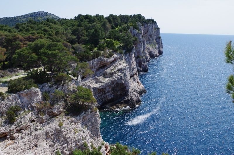 Zadar: Full-Day Sailing Trip to Kornati - Telašćica Nature Park and Lake Mir: cliffs, saltwater water, and a short walk